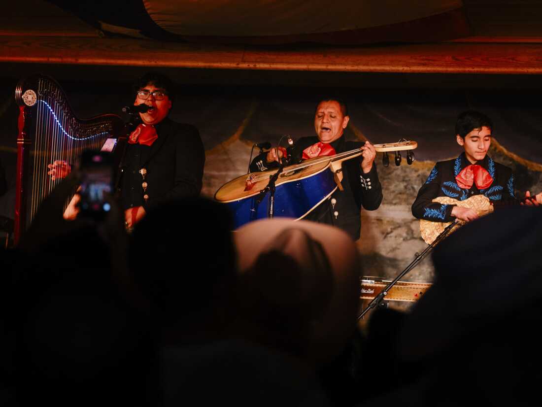 Caleb et Joshua Gámez-Cuéllar se produisent au Gruene Hall en première partie du concert de Kacey Musgraves avec leur père, Luis Antonio Gámez, à New Braunfels, Texas, le 4 mai 2026.