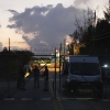 Des agents du centre de détention de Krome tiennent une porte menant au centre américain d'immigration et de douane, le 24 mai 2025, à Miami.