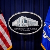 Le logo du ministère de la Justice est affiché avant l'arrivée du procureur général des États-Unis, Pam Bondi, pour une conférence de presse à l'agence le 6 mai 2025 à Washington, DC. Le DOJ a annoncé dans une note de juin qu'il donnait la priorité aux efforts visant à priver certains Américains de leur citoyenneté américaine.