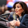 Kathy Hochul, gouverneur de New York, s'exprime lors de l'ouverture officielle du Urban League Empowerment Center par la National Urban League à Harlem, à New York, le 12 novembre 2025. La National Urban League ouvre son nouveau siège social pour abriter le Civil Rights Museum et offrir des logements abordables, des espaces de vente au détail et des installations communautaires dans un bâtiment de 17 étages. (Photo de CHARLY TRIBALLEAU / AFP) (Photo de CHARLY TRIBALLEAU/AFP via Getty Images)