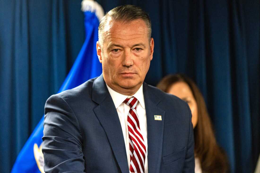 Le directeur par intérim de l'immigration et de l'application des douanes, Todd Lyons, répond aux questions lors d'une conférence de presse pour parler de la poussée d'application de l'immigration d'un mois dans le Massachusetts par l'ICE.