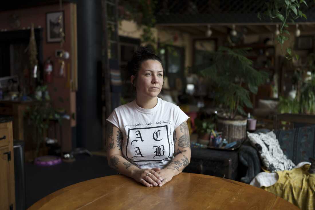 Alex Gomez, un organisateur local d'entraide qui a contribué à collecter plus de 1,5 million de dollars en aide au loyer pour les résidents du quartier Phillips de Minneapolis.
