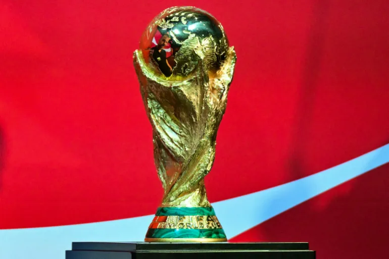 Le Trophée de la Coupe du Monde de la FIFA est affiché.