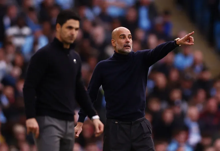 Mikel Arteta, manager d'Arsenal, et Pep Guardiola, manager de Manchester City.