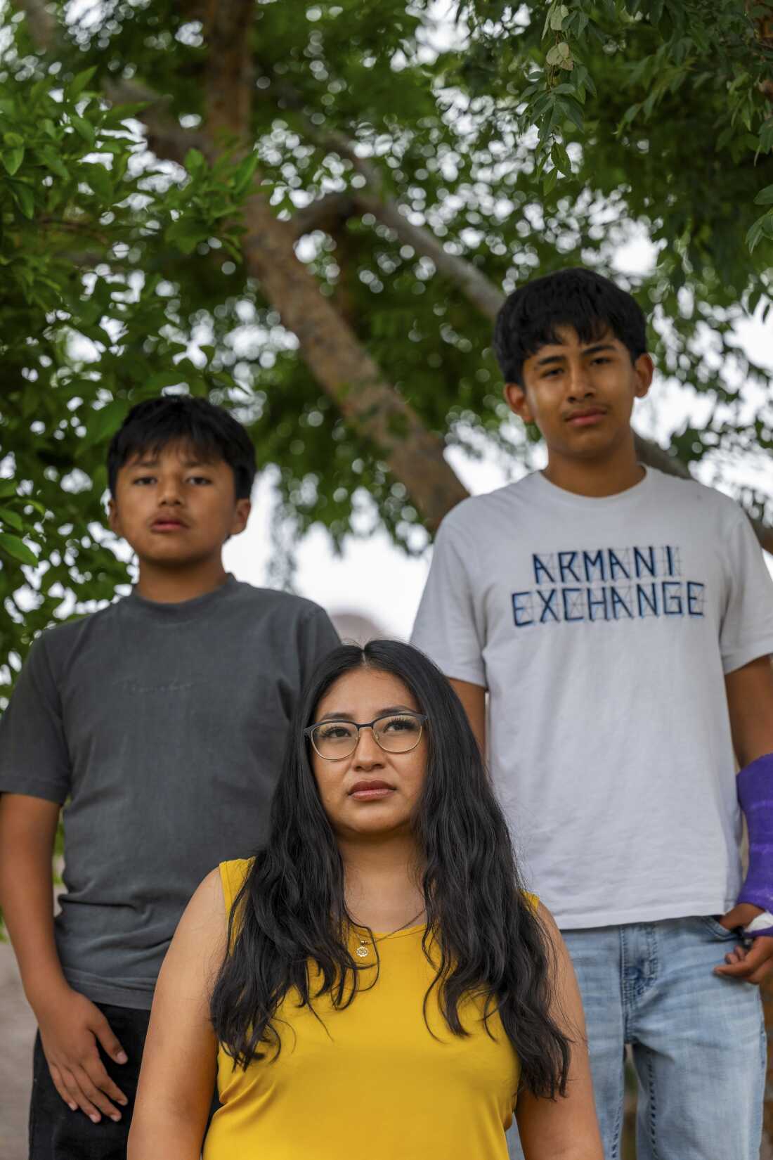 Blanca Sierra-Reyes pose pour un portrait avec sa famille chez elle à Phoenix, en Arizona, le lundi 4 mai 2026.