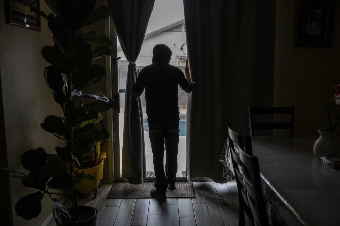 Luis pose pour un portrait chez lui à Glendale, Arizona, le lundi 4 mai 2026. CRÉDIT : Ash Ponders pour NPR