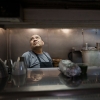Miguel Hernández lit un bon de commande alors qu'il se tient debout dans la cuisine d'un restaurant.