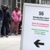 Des gens font la queue avant d'être conduits dans un immeuble du centre-ville de Chicago où siège un tribunal de l'immigration, le 12 novembre 2024, à Chicago. (Photo AP/Charles Rex Arbogast)