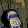 L'image du fichier datée du 7 mai 2025 à Newark, New Jersey, montre un insigne suspendu au-dessus de l'uniforme d'un agent de l'Immigration and Customs Enforcement (ICE).