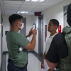 Un agent de l'Immigration and Customs Enforcement (ICE) utilise un logiciel de reconnaissance faciale pour confirmer l'identité d'un demandeur d'asile avant une audience d'immigration le 30 juillet 2025 à New York. En outre, le DHS étend son utilisation des scanners d'iris pour aider à identifier rapidement les immigrants sans papiers.