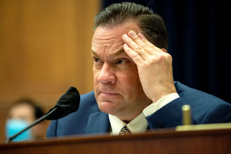 Le représentant Russ Fulcher (R-Idaho) est vu lors d'une audience du comité des ressources naturelles de la Chambre des États-Unis sur "La police américaine du parc attaque des manifestants pacifiques à Lafayette Square"à Capitol Hill à Washington, États-Unis, le 29 juin 2020. Bonnie Cash/Pool via REUTERS