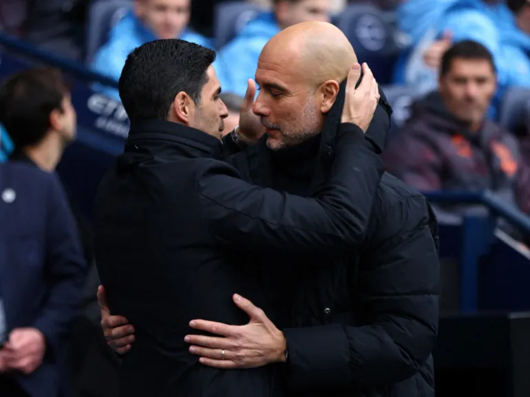 Le manager d'Arsenal, Mikel Arteta, à gauche, et le manager de City, Pep Guardiola, s'embrassent