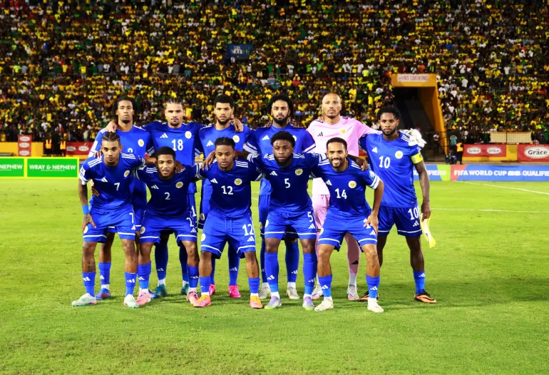 Football football - coupe du monde de la FIFA - qualifications CONCACAF - Groupe B - Jamaïque / Curaçao - National Stadium Independence Park, Kingston, Jamaïque - 18 novembre 2025 les joueurs de Curaçao posent pour une photo de groupe d'équipe avant le match REUTERS/Gilbert Bellamy