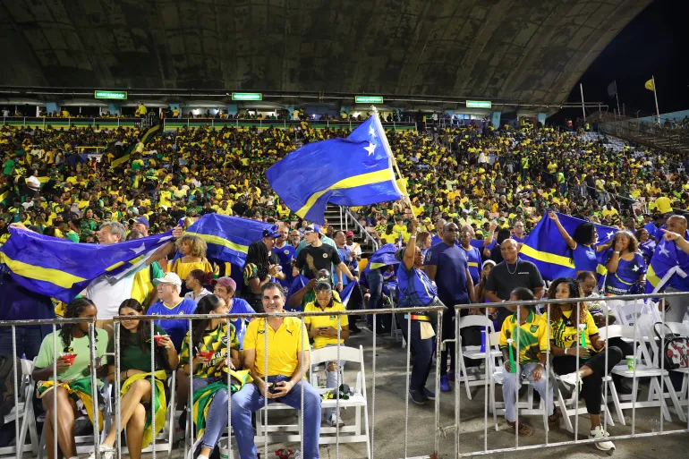 Football football - coupe du monde de la FIFA - qualifications CONCACAF - Groupe B - Jamaïque / Curaçao - National Stadium Independence Park, Kingston, Jamaïque - 18 novembre 2025 les fans de Curaçao et de la Jamaïque dans les tribunes avant le match REUTERS/Gilbert Bellamy