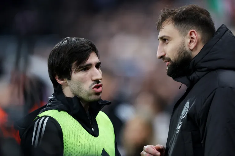 Football football - Carabao Cup - semi final - First Leg - Newcastle United / Manchester City - St James' Park, Newcastle, Grande-Bretagne - 13 janvier 2026 Sandro Tonali de Newcastle United et Gianluigi Donnarumma de Manchester City avant le match REUTERS/Scott Hepell À USAGE ÉDITORIAL EXCLUSIF. AUCUNE UTILISATION AVEC DES AUDIO, VIDÉO, DONNÉES, LISTES DE LUMINAIRES, LOGOS DE CLUB/LIGUE OU SERVICES « EN DIRECT » NON AUTORISÉS. UTILISATION EN LIGNE EN MATCH LIMITÉ À 120 IMAGES, PAS D'ÉMULATION VIDÉO. AUCUNE UTILISATION DANS LES PARIS, LES JEUX OU LES PUBLICATIONS D'UN SEUL CLUB/LIGUE/JOUEUR. VEUILLEZ CONTACTER VOTRE REPRÉSENTANT DE COMPTE POUR PLUS DE DÉTAILS.