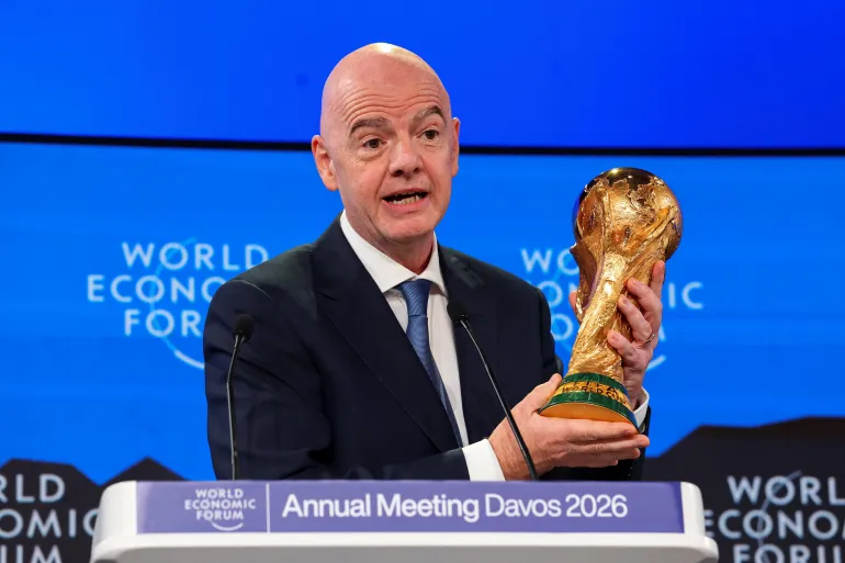 Le président de la FIFA, Gianni Infantino, détient le trophée de la coupe du monde de la FIFA alors qu'il assiste à la 56e réunion annuelle du Forum économique mondial (WEF) à Davos, en Suisse, le 22 janvier 2026. REUTERS/Denis Balibouse