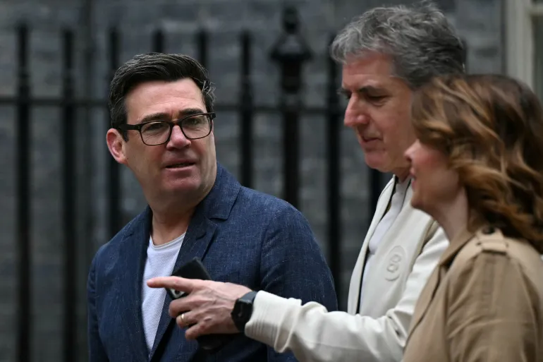 Andy Burnham, maire du Grand Manchester, marche avec Steve Rotheram, maire de la région de Liverpool, lorsqu'ils arrivent à Downing Street, dans le centre de Londres, en Grande-Bretagne, le 31 mars 2026. JUSTIN TALLIS/Pool via REUTERS