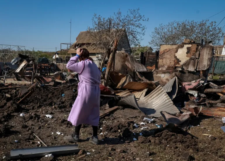 Un résident se promène sur le site d'une frappe de drone russe, dans le cadre de l'attaque russe contre l'Ukraine, près de la ville de Chornomorsk, région d'Odessa, Ukraine le 3 mai 2026. REUTERS/Nina Liashonok IMAGES TPX DU JOUR