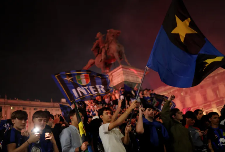 Football football - Serie A - les fans de l'Inter Milan célèbrent la victoire de la Serie A - Milan, Italie - 3 mai 2026 les fans de l'Inter Milan célèbrent après avoir remporté la Serie A sur la place du Duomo REUTERS/Claudia Greco