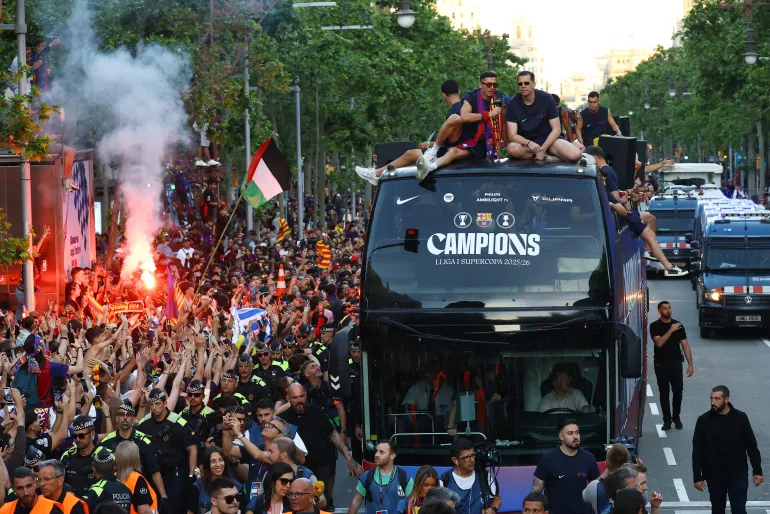 Les joueurs de Barcelone dans le défilé de bus alors qu'ils célèbrent leur victoire en Liga