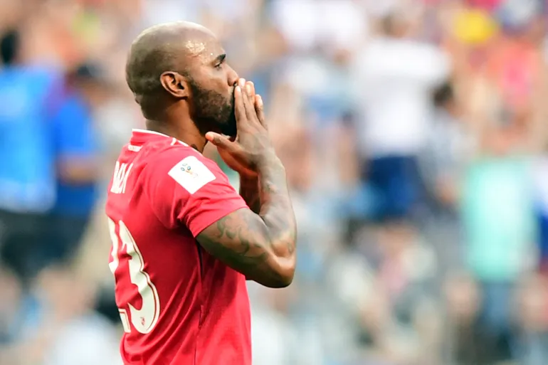 Le défenseur panaméen Felipe Baloy s'embrasse après avoir marqué un but lors du match de football du Groupe G de la Coupe du monde Russie 2018 entre l'Angleterre et le Panama au stade de Nijni Novgorod à Nijni Novgorod le 24 juin 2018. (Photo de Martin BERNETTI / AFP) / RESTREINT À UN USAGE ÉDITORIAL - AUCUNE ALERTE PUSH/TÉLÉCHARGEMENT MOBILE