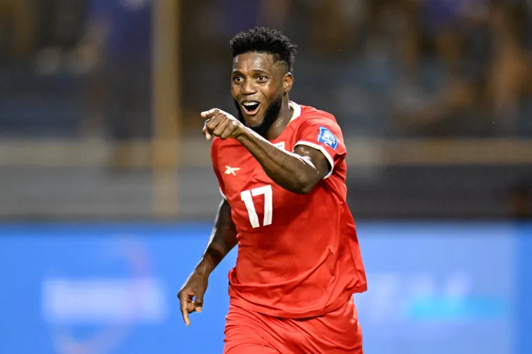 L'attaquant panaméen n°17 ​​Jose Fajardo célèbre le premier but de son équipe lors du match de football de qualification de la Concacaf pour la Coupe du Monde de la FIFA 2026 entre le Salvador et le Panama au stade Cuscatlan de San Salvador, le 10 octobre 2025. (Photo de Marvin RECINOS / AFP)