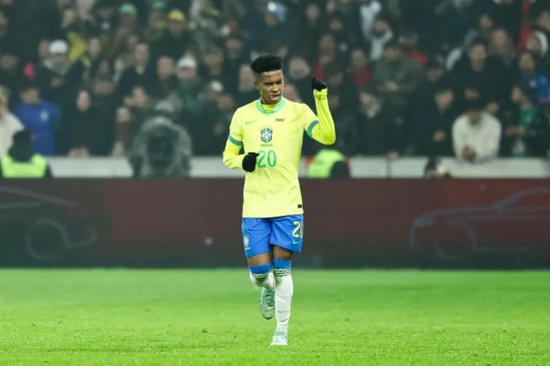 L'attaquant brésilien n°20 Estevao célèbre après avoir marqué le premier but du Brésil sur penalty lors du match international de football amical entre le Brésil et la Tunisie au Stade Pierre-Mauroy, à Villeneuve-d'Ascq, dans le nord de la France, le 18 novembre 2025. (Photo de Sameer Al-DOUMY / AFP)