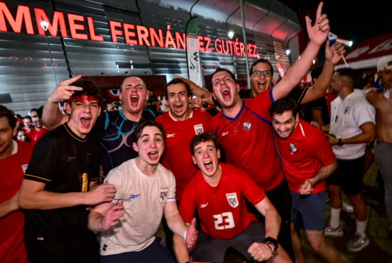 Les Panaméens posent pour des photos alors qu'ils célèbrent la qualification du Panama pour la Coupe du Monde de la FIFA 2026 à Panama City, le 18 novembre 2025. (Photo de MARTIN BERNETTI / AFP)