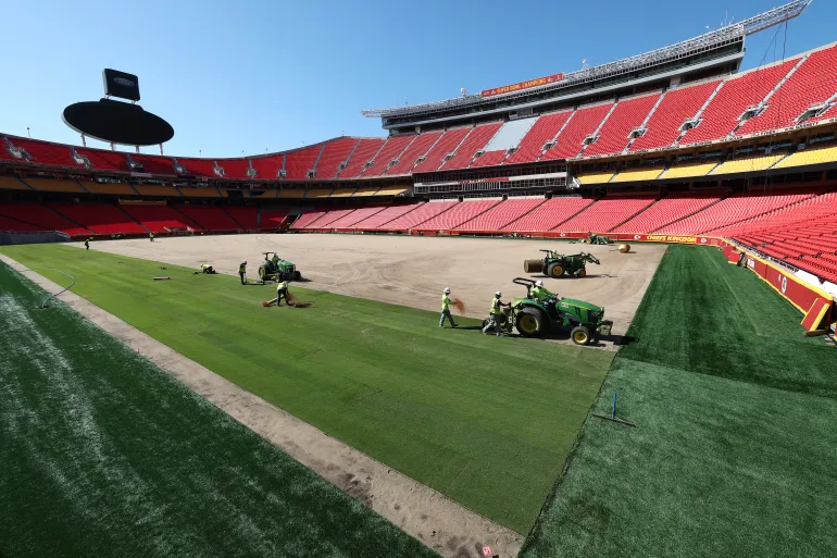 Des ouvriers installent du gazon avant la Coupe du monde 2026 au stade de Kansas City le 21 avril 2026 à Kansas City, Missouri
