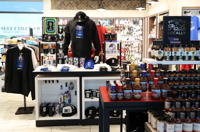 Des produits dérivés de la Coupe du monde sont exposés à l'aéroport de Kansas City 