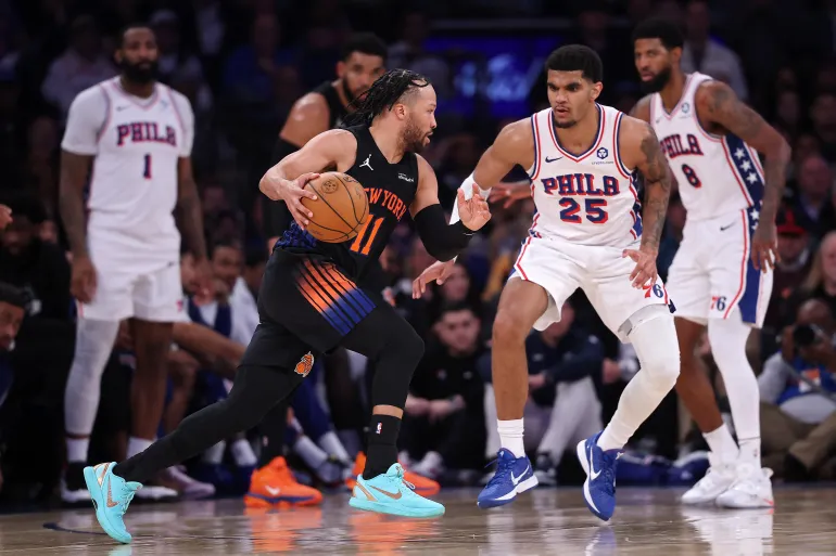 NEW YORK, NEW YORK - 06 MAI : Jalen Brunson #11 des New York Knicks dribble contre Dominick Barlow #25 des Philadelphia 76ers au cours du quatrième quart du deuxième match du deuxième tour des éliminatoires de la Conférence Est de la NBA au Madison Square Garden le 06 mai 2026 à New York. REMARQUE À L'UTILISATEUR : L'utilisateur reconnaît et accepte expressément qu'en téléchargeant et/ou en utilisant cette photographie, l'utilisateur consent aux termes et conditions du contrat de licence Getty Images. Dustin Satloff/Getty Images/AFP (Photo de Dustin Satloff / GETTY IMAGES NORTH AMERICA / Getty Images via AFP)