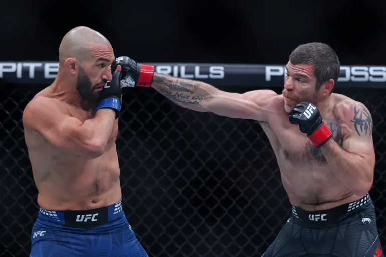 NEWARK, NEW JERSEY - 09 MAI : Jim Miller, des États-Unis (à droite), frappe Jared Gordon, des États-Unis, dans un combat léger lors de l'UFC 328 au Prudential Center le 09 mai 2026 à Newark, New Jersey. Ishika Samant/Getty Images/AFP (Photo d'Ishika Samant / GETTY IMAGES AMÉRIQUE DU NORD / Getty Images via AFP)