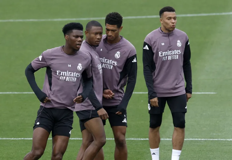 (De gauche à droite) Le milieu de terrain français du Real Madrid #14 Aurélien Tchouameni, le défenseur autrichien du Real Madrid #04 David Alaba, le milieu de terrain anglais du Real Madrid #05 Jude Bellingham et l'attaquant français du Real Madrid #10 Kylian Mbappé assistent à une séance d'entraînement à la veille du match de football de la ligue espagnole entre le FC Barcelone et le Real Madrid CF, à la Cité des Sports du Real Madrid à Valdebebas, dans la banlieue de Madrid, le 9 mai. 2026. (Photo d'OSCAR DEL POZO / AFP)