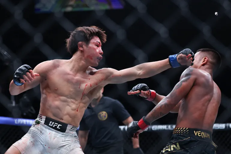 NEWARK, NEW JERSEY - 09 MAI : Tatsuro Taira du Japon (à gauche), frappe Joshua Van du Myannmar dans un combat pour le titre des poids mouches lors de l'UFC 328 au Prudential Center le 09 mai 2026 à Newark, New Jersey. Ishika Samant/Getty Images/AFP (Photo d'Ishika Samant / GETTY IMAGES AMÉRIQUE DU NORD / Getty Images via AFP)