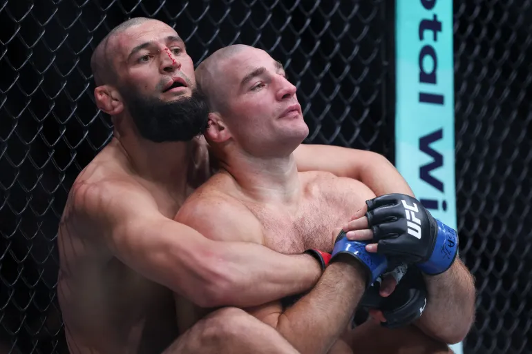 NEWARK, NEW JERSEY - 09 MAI : Khamzat Chimaev des Émirats arabes unis et Sean Strickland des États-Unis dans un combat pour le titre des poids moyens lors de l'UFC 328 au Prudential Center le 09 mai 2026 à Newark, New Jersey. Ishika Samant/Getty Images/AFP (Photo d'Ishika Samant / GETTY IMAGES AMÉRIQUE DU NORD / Getty Images via AFP)