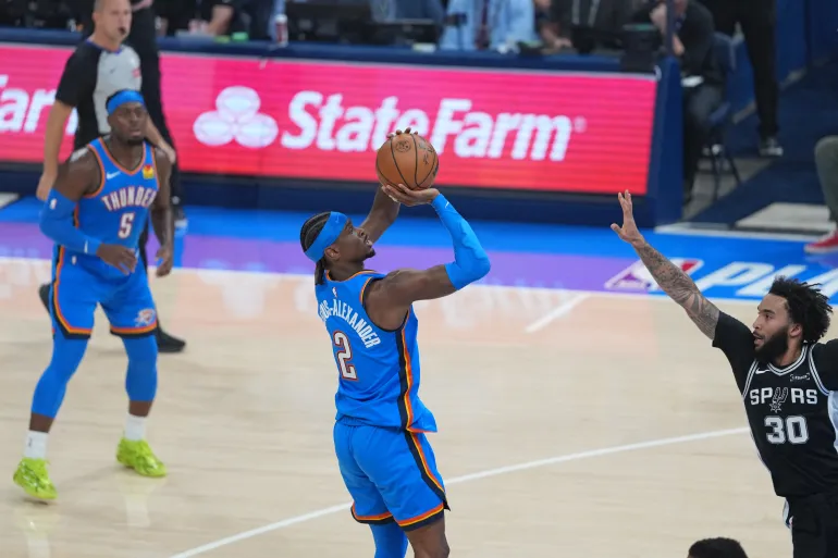 OKLAHOMA CITY, OK - 18 MAI : Shai Gilgeous-Alexander #2 du Thunder d'Oklahoma City tire le ballon lors du match contre les Spurs de San Antonio lors de la finale de la Conférence Ouest des éliminatoires de la NBA 2026 le 18 mai 2026 au Paycom Center d'Oklahoma City, Oklahoma. REMARQUE À L'UTILISATEUR : L'utilisateur reconnaît et accepte expressément qu'en téléchargeant et/ou en utilisant cette photographie, l'utilisateur consent aux termes et conditions du contrat de licence Getty Images. Avis de droit d'auteur obligatoire : Copyright 2026 NBAE Morgan Givens/NBAE via Getty Images/AFP (Photo de Morgan Givens / NBAE / Getty Images / Getty Images via AFP)