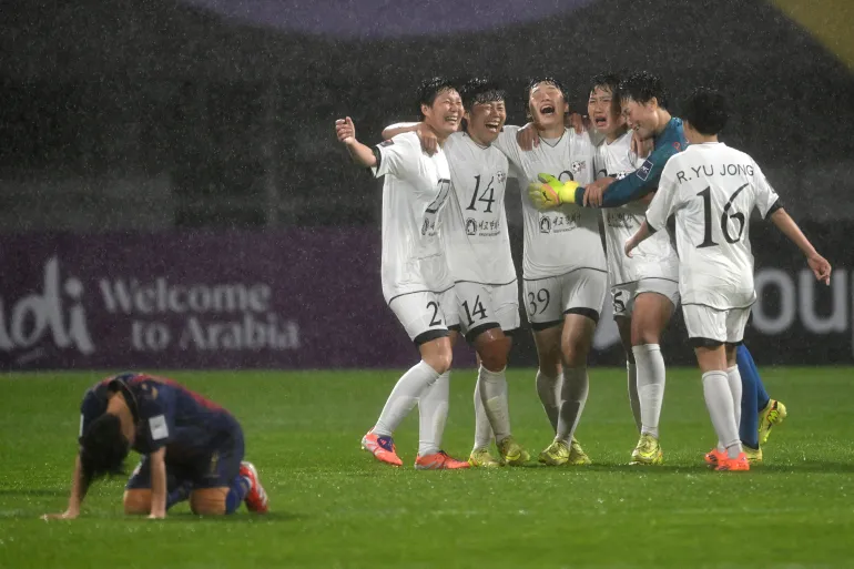 Les joueuses du Naegohyang Women's FC célèbrent leur victoire après le match de football de demi-finale de la Ligue des champions féminine de l'AFC entre le Naegohyang Women's FC de Corée du Nord et le Suwon FC Women de Corée du Sud à Suwon le 20 mai 2026. (Photo de Jung Yeon-je / AFP)