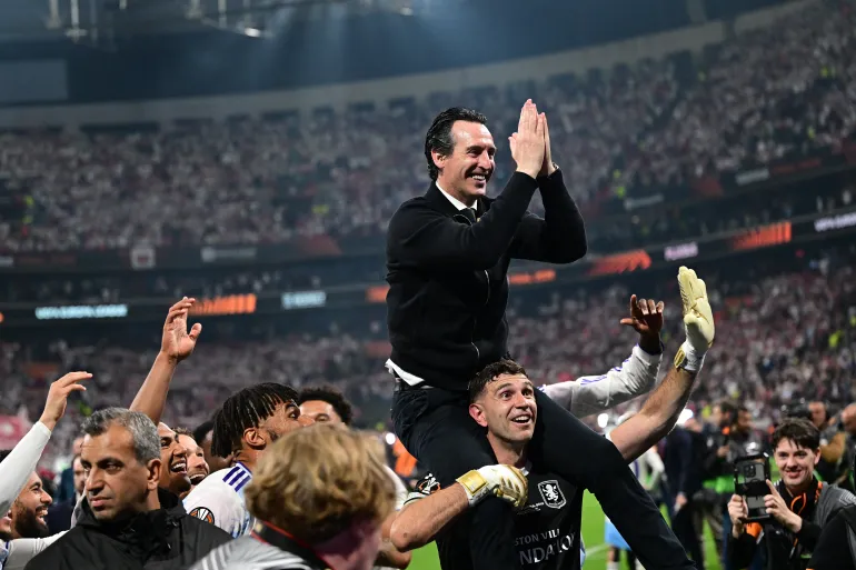 Le manager espagnol d'Aston Villa, Unai Emery, célèbre avec ses joueurs après avoir remporté la finale de football de l'UEFA Europa League entre le SC Fribourg et Aston Villa au parc Besiktas d'Istanbul, le 20 mai 2026. (Photo de YASIN AKGUL / AFP)