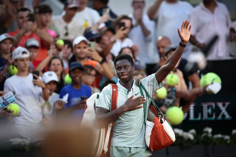 Le Français Moise Kouame salue la foule alors qu'il quitte le court à la fin de son match du simple messieurs contre le Chilien Alejandro Tabilo lors de la 7e journée du tournoi de tennis de Roland-Garros sur le court Suzanne-Lenglen du complexe Roland-Garros à Paris le 30 mai 2026. (Photo d'Anne-Christine POUJOULAT / AFP)