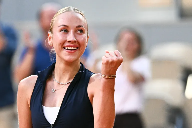 L'Autrichienne Anastasia Potapova célèbre sa victoire contre l'Américaine Coco Gauff à la fin de leur match du simple féminin lors de la 7e journée du tournoi de tennis de Roland-Garros sur le court Philippe-Chatrier du complexe Roland-Garros à Paris le 30 mai 2026. (Photo de JULIEN DE ROSA / AFP)