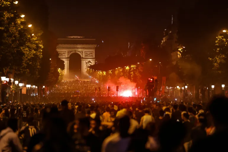 Les supporters du PSG se rassemblent sur l'avenue des Champs-Élysées après la victoire du club en finale de l'UEFA Champions League entre le Paris Saint-Germain (PSG) et l'Arsenal FC disputée à Budapest, à Paris le 30 mai 2026. (Photo de ROMEO BOETZLE / AFP)