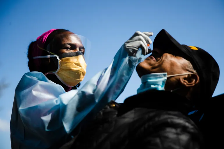 Le Dr Ala Stanford administre un test d'écouvillonnage COVID-19 sur Wade Jeffries dans le parking de l'église baptiste Pinn Memorial à Philadelphie, le mercredi 22 avril 2020. Stanford et d'autres médecins ont formé le Black Doctors COVID-19 Consortium pour proposer des tests et aider à lutter contre les disparités en matière de santé dans la communauté afro-américaine. (Photo AP/Matt Rourke)