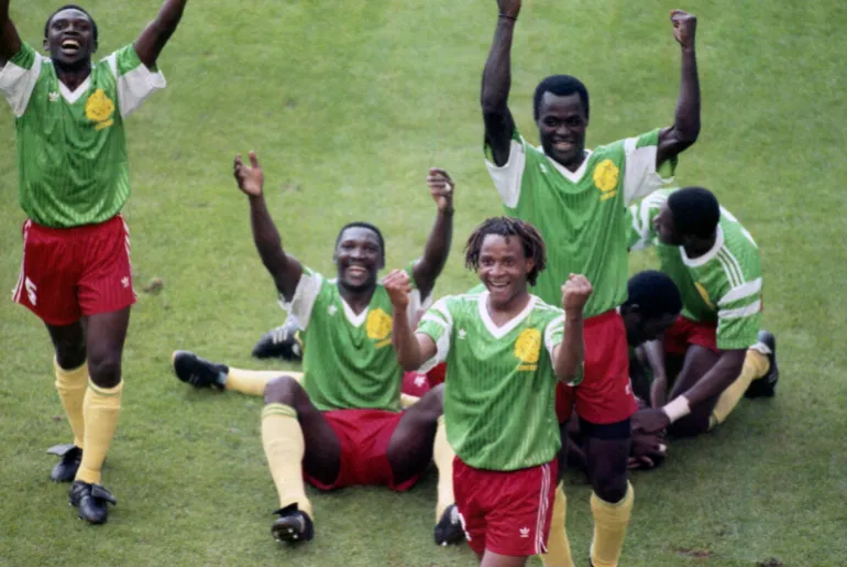 Les membres de l’équipe nationale camerounaise de football lèvent les bras et jubilent