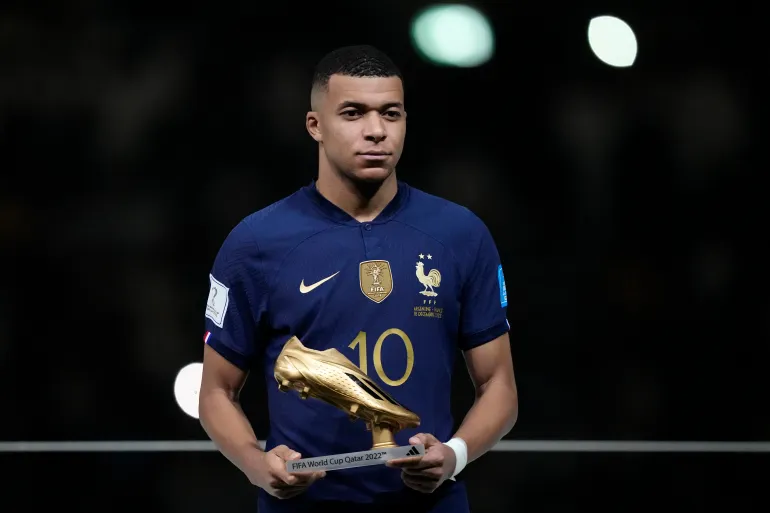 Le Français Kylian Mbappe a reçu le Soulier d'Or du meilleur buteur du tournoi après la finale de la Coupe du monde de football entre l'Argentine et la France au stade Lusail à Lusail, au Qatar, le dimanche 18 décembre 2022. L'Argentine a gagné 4-2 lors des tirs au but après la fin du match à égalité 3-3. (Photo AP/Martin Meissner)