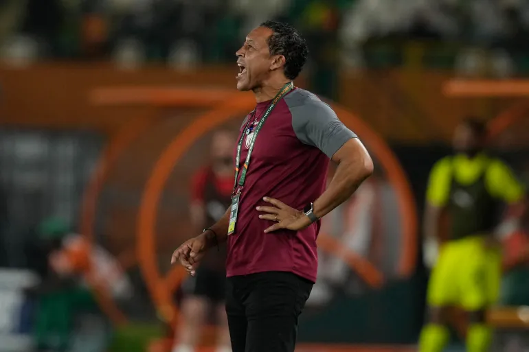 L'entraîneur-chef du Cap-Vert, Bubista, crie lors du match de football du groupe B de la Coupe d'Afrique des nations entre le Cap-Vert et l'Égypte au stade Félix Houphouet Boigny à Abidjan, en Côte d'Ivoire, le lundi 22 janvier 2024. (AP Photo/Themba Hadebe)