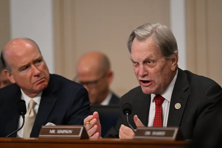 Le président, le représentant Robert Aderholt, R-Ala., à gauche, écoute le représentant Mike Simpson, R-Idaho, interroge le secrétaire à la Santé et aux Services sociaux Robert F. Kennedy Jr. Alors qu'il comparaît à l'audience sur le budget devant un sous-comité des crédits de la Chambre au Capitole des États-Unis, le mercredi 14 mai 2025, à Washington. (Photo AP/John McDonnell)