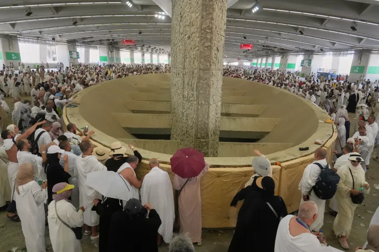 Des pèlerins musulmans jettent des pierres sur des piliers lors de la lapidation symbolique du diable, le dernier rite du Hajj annuel, à Mina, près de la ville sainte de La Mecque, en Arabie Saoudite, le vendredi 6 juin 2025. (AP Photo/Amr Nabil)
