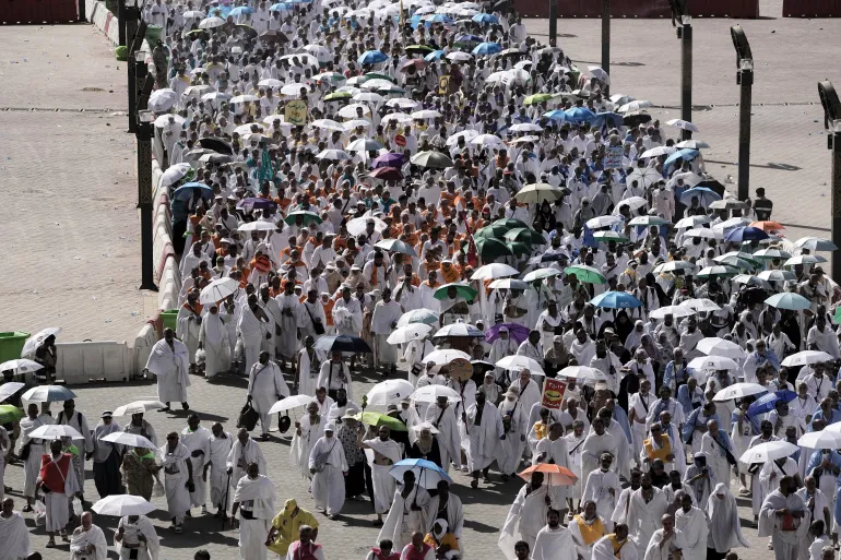 Des pèlerins musulmans marchent en route pour jeter des pierres sur les piliers lors de la lapidation symbolique du diable, le dernier rite du Hajj annuel, à Mina, près de la ville sainte de La Mecque, en Arabie Saoudite, le vendredi 6 juin 2025. (AP Photo/Amr Nabil)
