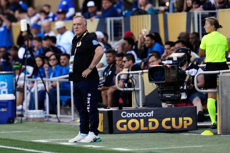 L'entraîneur-chef de Curaçao, Dick Advocaat, regarde depuis le banc de touche la première moitié d'un match de football de la Gold Cup de la CONCACAF contre le Salvador, le mardi 17 juin 2025, à San Jose, en Californie (AP Photo/Godofredo A. Vásquez)