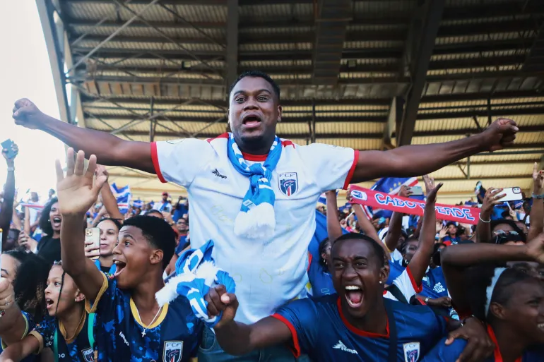 Les supporters célèbrent dans les tribunes après que le Cap-Vert ait battu l'Eswatini lors d'un match de qualification pour la Coupe du monde de football à l'Estádio Nacional de Praia, au Cap-Vert, le lundi 13 octobre 2025, pour décrocher leur qualification pour la Coupe du monde 2026. (Photo AP/Cristiano Barbosa)